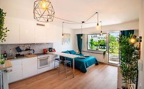 Modern Style Studio With Balcony, Smart Tv, Business & Leisure
